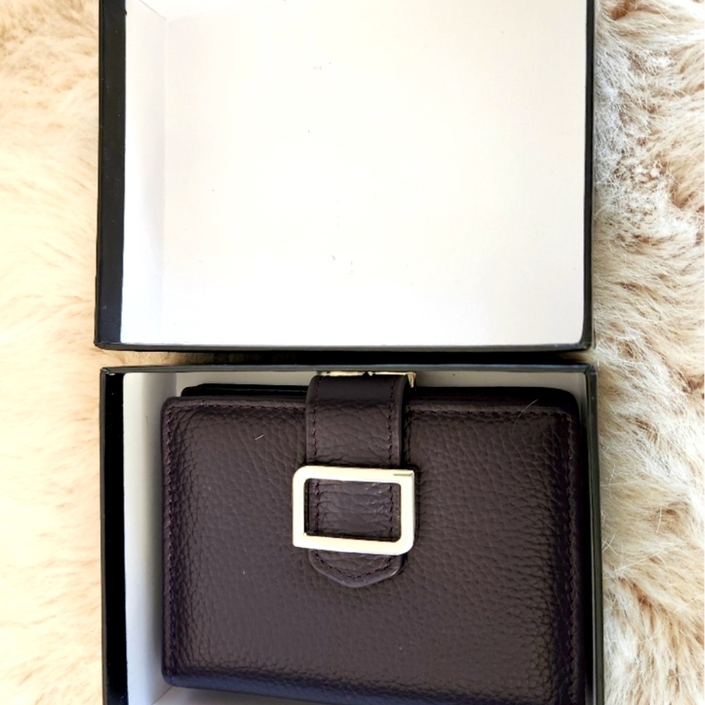 NWOT security Wallet protects IDENTITY
STRONGHOLD purple RFID